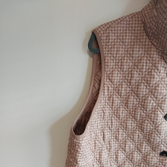 Lands' End Tan and Cream Houndstooth Mock Neck Quilted Vest - Picture 5 of 8